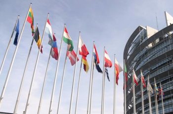 Fonfria Abogados. Desahucios. Foto de fachada de organismo de la Unión Europea con todas sus banderas.