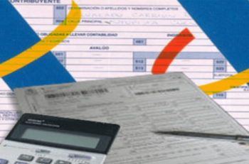 Fonfria Abogados. Divorcio. Foto de documentación del Impuesto con una calculadora y un bolígrafo.